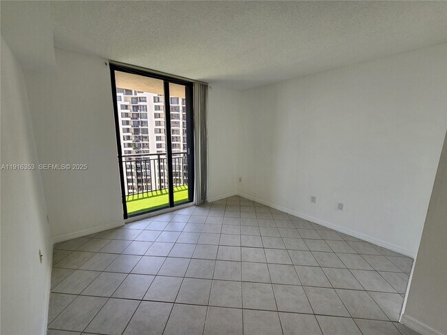 Building Photo - 540 Brickell Key Dr