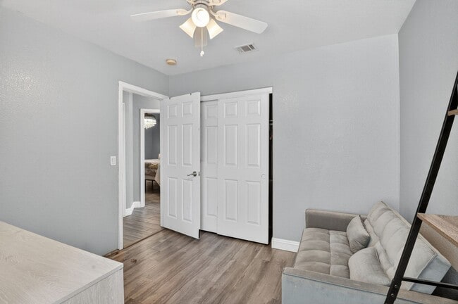 Building Photo - Charming Two Story Home Located in North Las Vegas