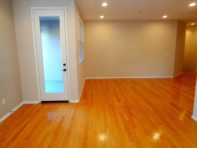Building Photo - 3 Bed 3 Bath Condo for Rent at the Whittie...