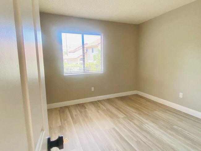 Building Photo - Calabasas Two-Story 4b/3b Beautifully & Mo...