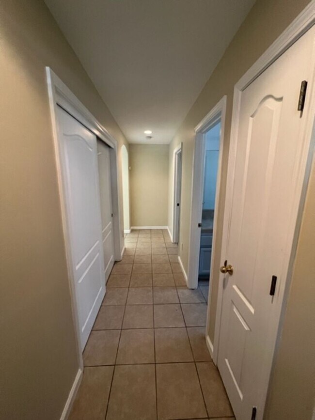 Building Photo - Southwest Bakersfield 4 Bedroom Home