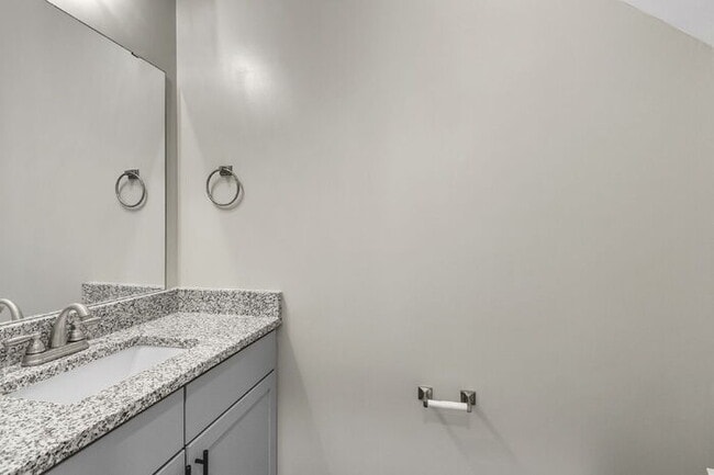 Building Photo - Modern 2BD, 2.5BA Townhouse with Large Loft in Travelers Rest