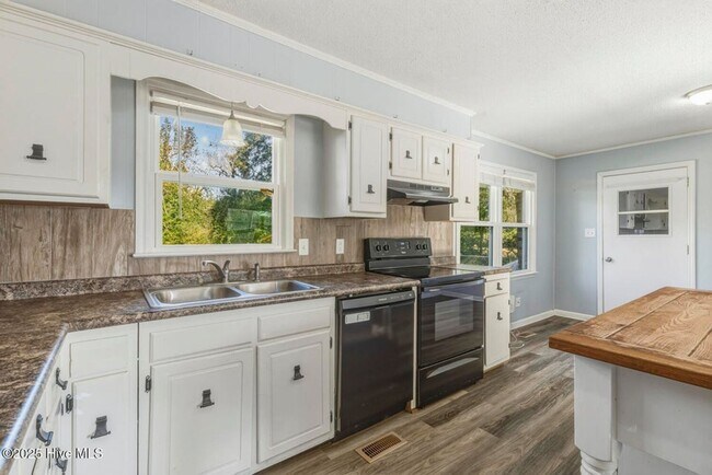 Building Photo - Updated 3 Bedroom Off Of Gumbranch