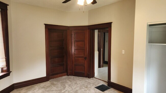 Building Photo - "Spacious 5-Bedroom Gem with 2 Full Baths in St. Louis – Your Ideal Family Home Awaits!"