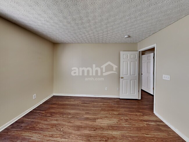 Building Photo - 5525 Village Grove Ln