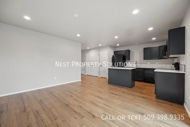 Building Photo - 3 Bed, 2.5 Bath Duplex, WSG and Landscapin...