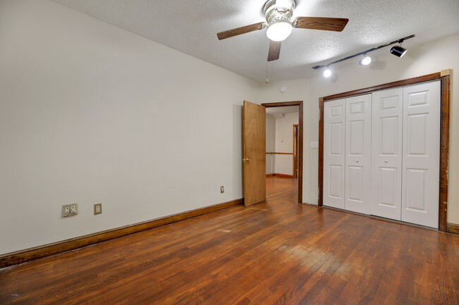 Building Photo - 1221 Raum St NE