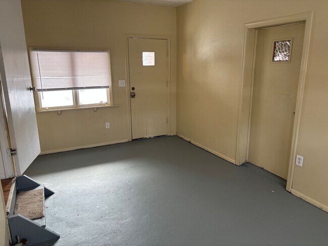 Building Photo - 3 Bedroom House