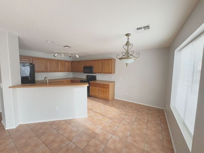 Building Photo - Large 4Bedrooms- 3Bath Home!!!