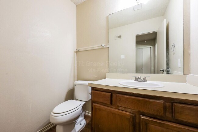 Building Photo - 5931 Shadydell Dr