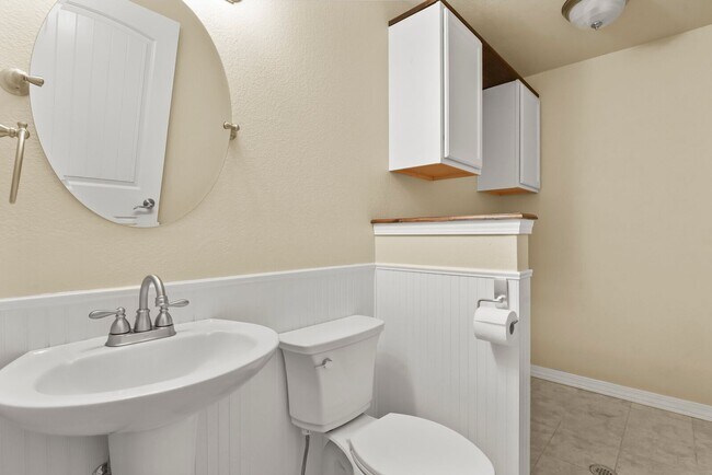 Building Photo - Stunning 5 Bedroom in School District 20