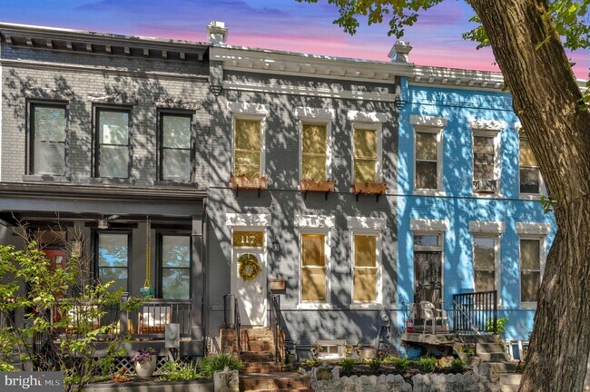 Building Photo - 117 15th St SE