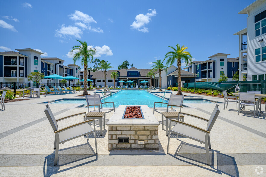 Pool & Outdoor Lounge Area - The Waters at Ransley