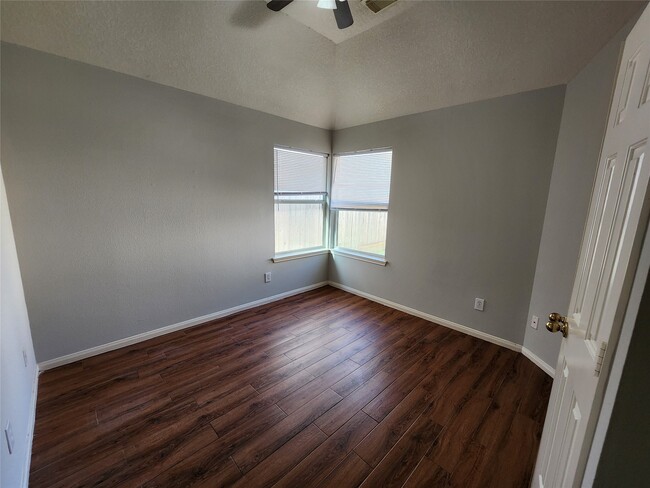 Building Photo - 1011 Lexington Green Dr