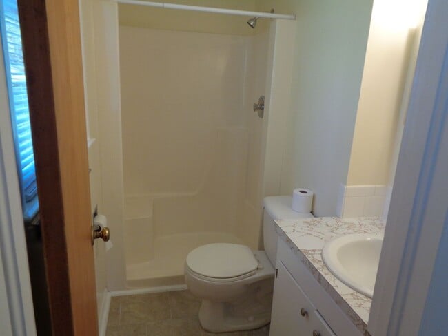 Building Photo - House for Rent-Country Club Area