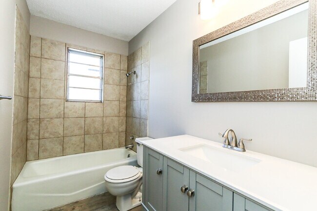 Building Photo - 2 Bedroom Duplex!