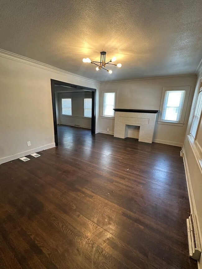 Building Photo - 5 Bedroom