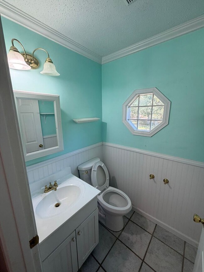 Building Photo - 4BR Colonial with Garage and Large Lot