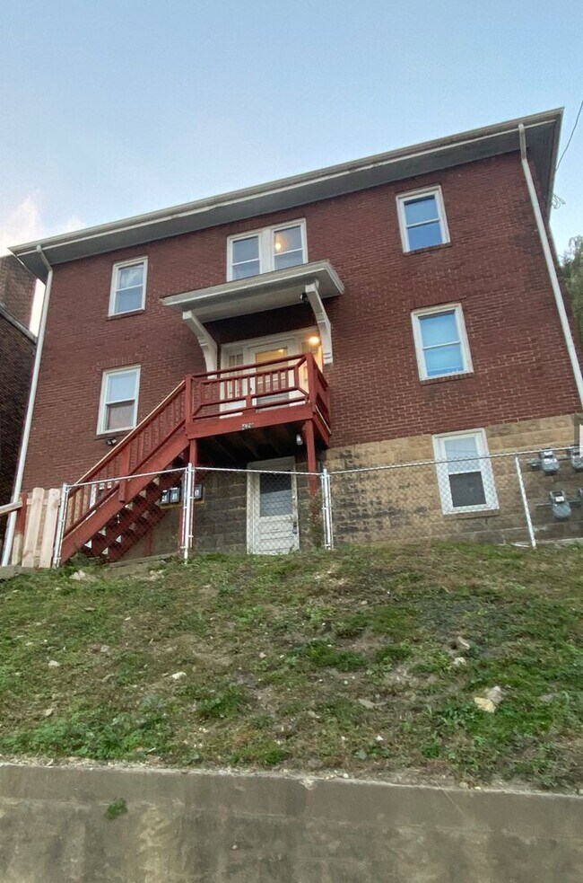 Building Photo - Updated 1BR Apartment