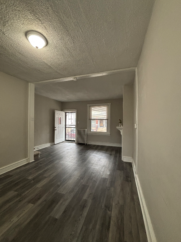 Primary Photo - 922 S Yewdall St