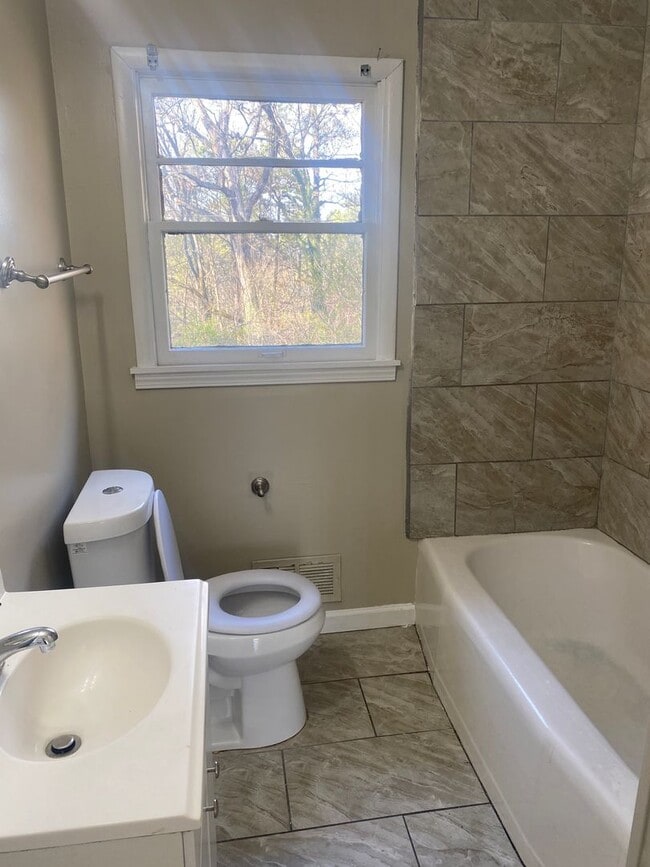 Building Photo - Bright & Spacious 4BR/2BA Home in Birmingham