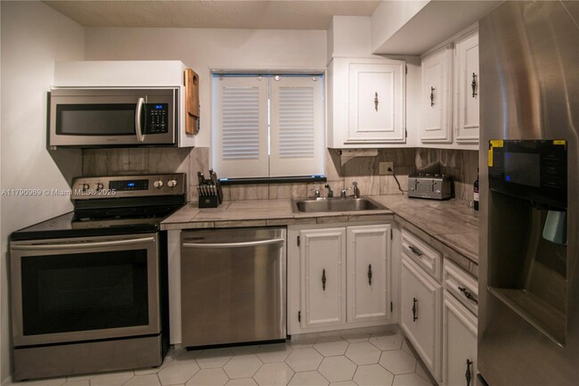 Building Photo - 2017 S Ocean Dr