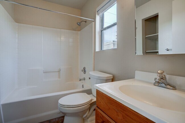 Building Photo - 5 Bedroom + a Den, 3 Bathroom, 2 Car Garage For Rent in Prescott!