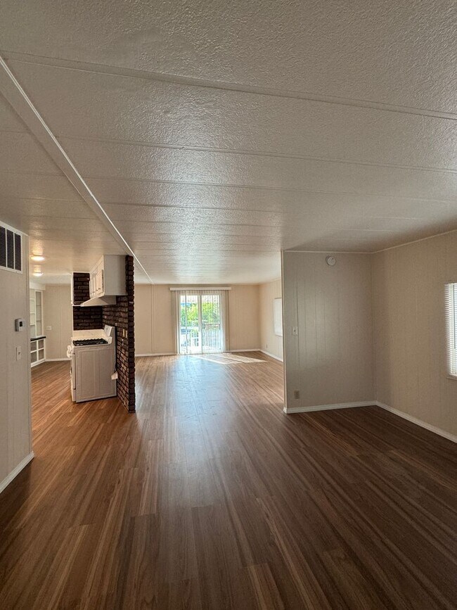 Building Photo - Beautiful rehabbed manufacture home in Lak...
