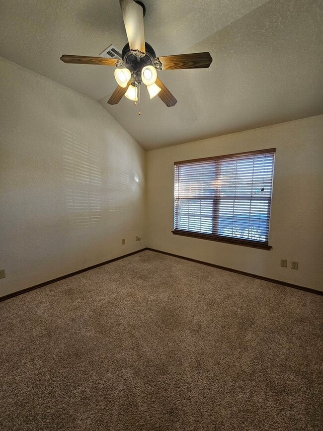 Building Photo - 3 (Bed)/(2) Bath + Office in Royal Oaks. N...