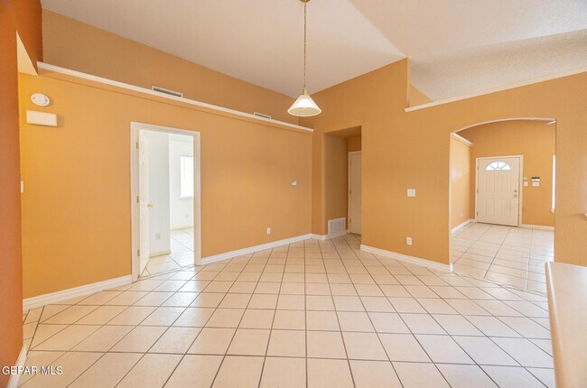 Building Photo - 13771 Paseo Central Ave