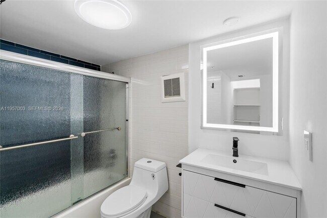 Building Photo - 4101 Pine Tree Dr