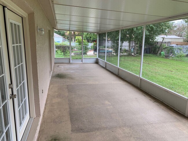 Building Photo - SHARP 4/2/2 SPRING HILL