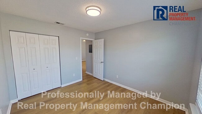 Building Photo - Immaculate 2 BD/2 BA Townhome with Open Floorplan and Split Bedrooms