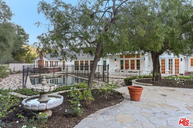 Building Photo - 17620 Camino De Yatasto