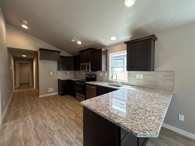 Building Photo - 3 Bedroom / 2 Bathroom Home in NW Redmond