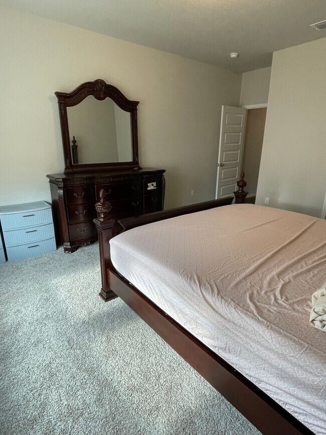 Building Photo - 5 Bedroom House in Cibolo