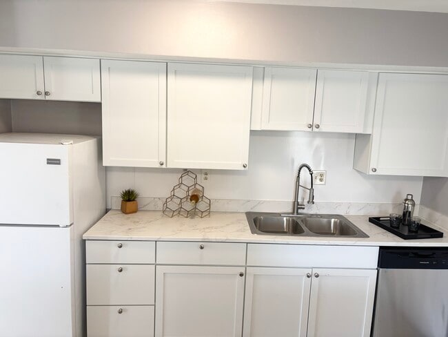 Building Photo - Birchwood Dr