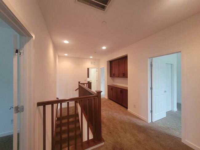 Building Photo - Woodcreek Oaks area home in Oakbriar gated...