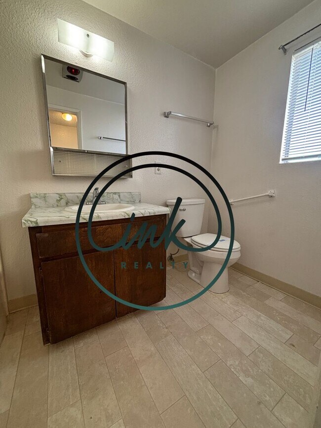 Building Photo - NO1404-1404 N. Edmonds Dr.