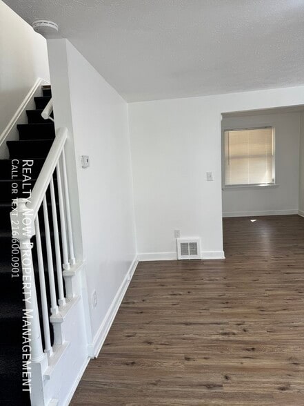 Building Photo - 3373 Colwyn Rd