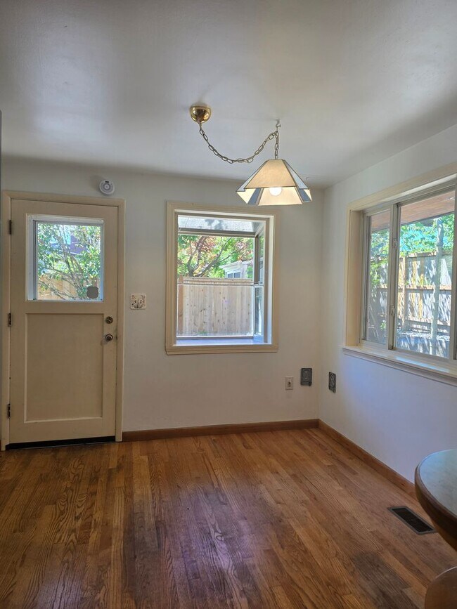 Building Photo - Spacious North Tacoma Rambler