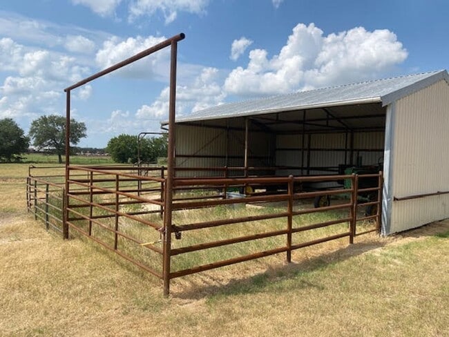 Building Photo - Recently remodeled 1/1 in the country. Hor...