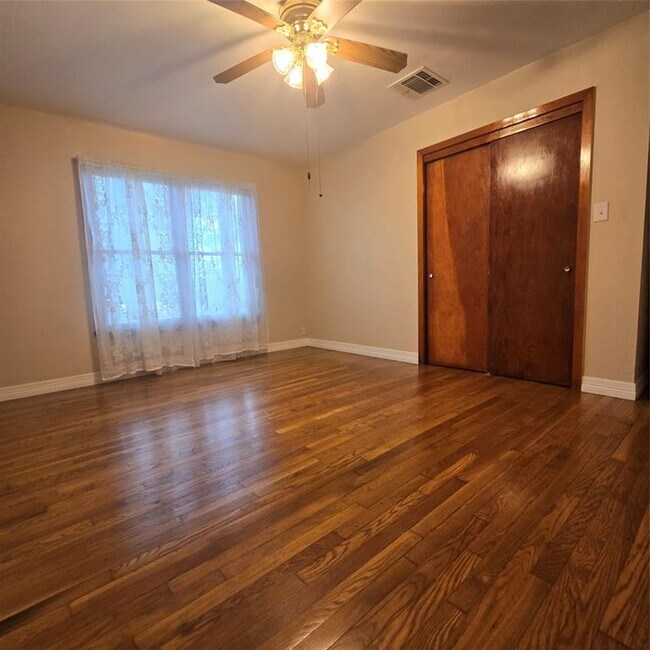 Building Photo - 504 Corral Ln