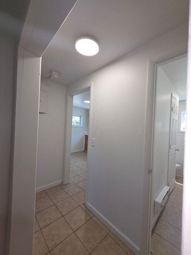 Building Photo - 1 BR Lower in a Desirable Neighborhood