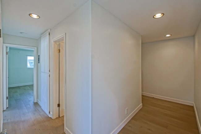 Building Photo - Recently Updated, Top-Floor 2BR2BA Condo i...