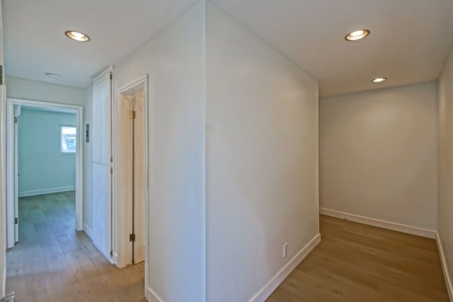 Building Photo - Recently Updated, Top-Floor 2BR2BA Condo in Apple Tree Community w/ Pool, Overlooking Greenbelt/H...