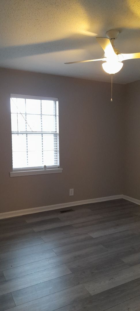 Building Photo - 7273-7275 Valley Ln