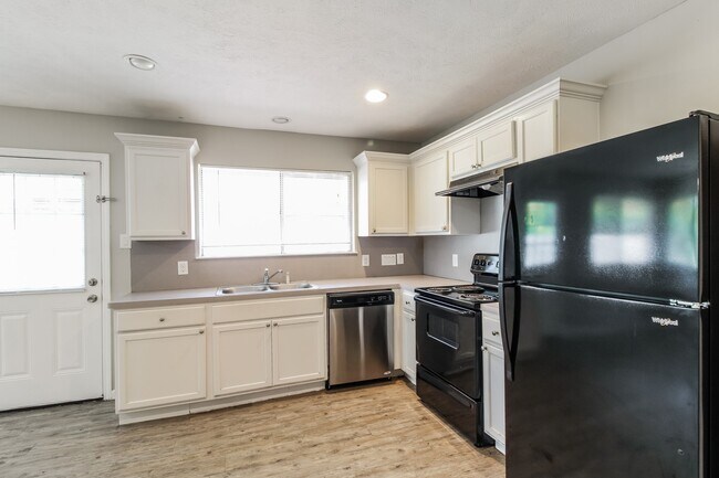 Building Photo - 4427 Ravine Dr