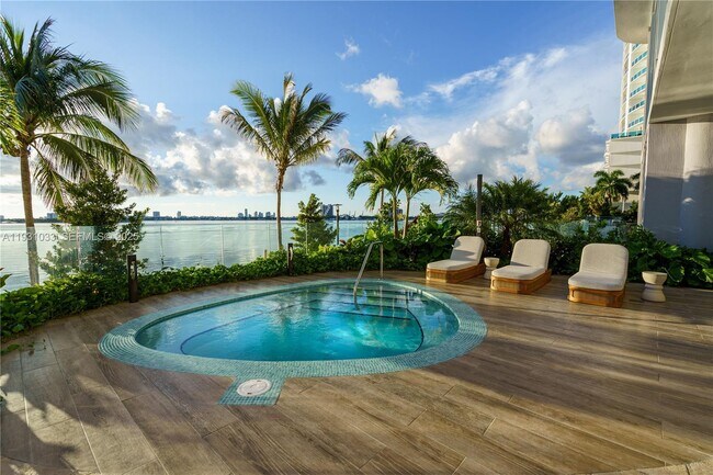 Building Photo - 700 NE 24th St