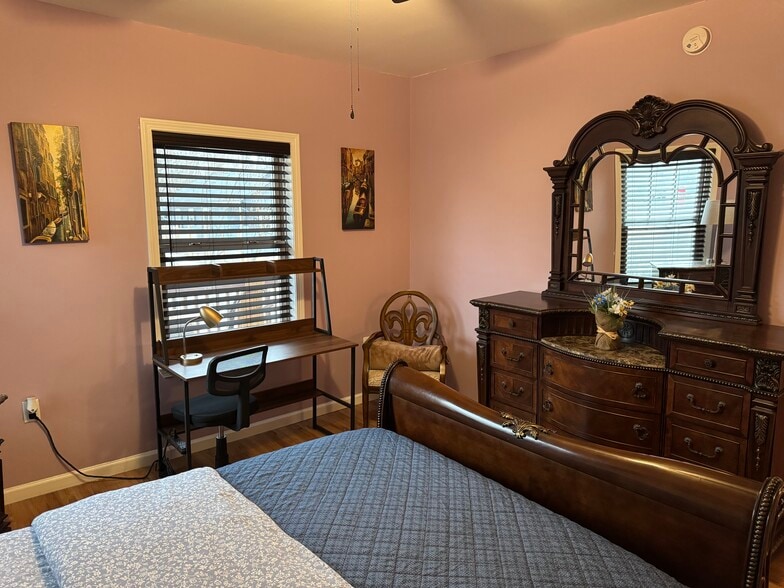 Building Photo - 923 Davis St